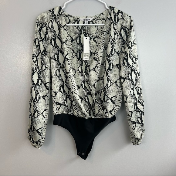 NWT BB Dakota Animal Print Satin Long Sleeve Cross Front Bodysuit Size Small - Picture 4 of 14